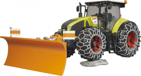 Трактор «Claas Axion 950» с цепями противоскольжения и снегоуборочным ковшом