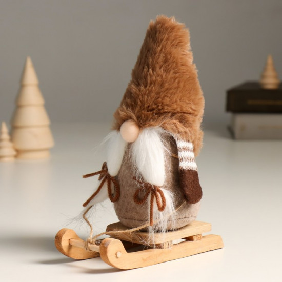 Кукла интерьерная текстильная «Бабуся в меховом колпаке на санках»
