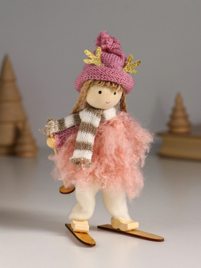 Кукла интерьерная текстильная «Малышка в розовом на лыжах»