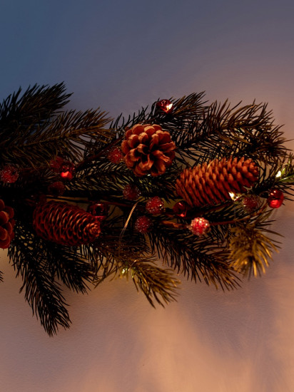 Декор настенный «Еловая ветвь с шишками»