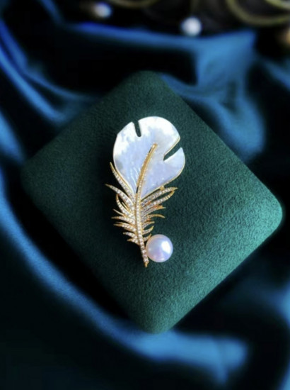Брошь «Пёрышко»