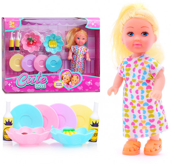 Кукла с посудкой