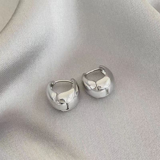 Маленькие серьги-капли с гладкой поверхностью