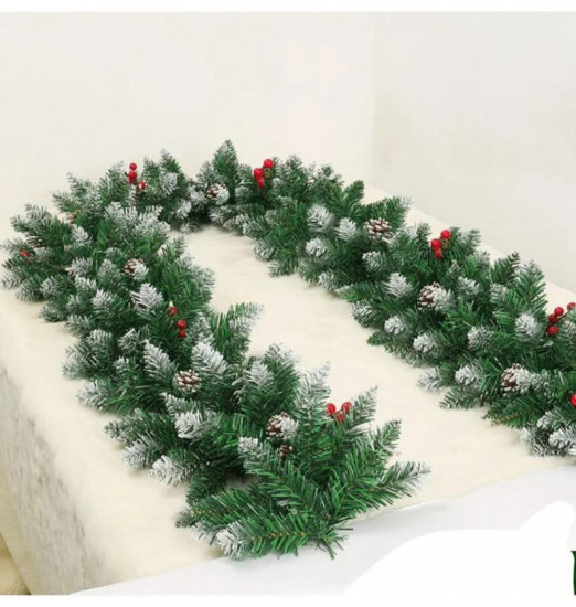 Гирлянда хвойная с ягодами и шишками