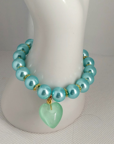 Браслет из акриловых бусин с подвеской в форме сердца