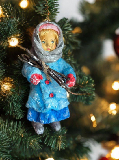 Ёлочная ватная игрушка «Девочка с вязанкой дров»