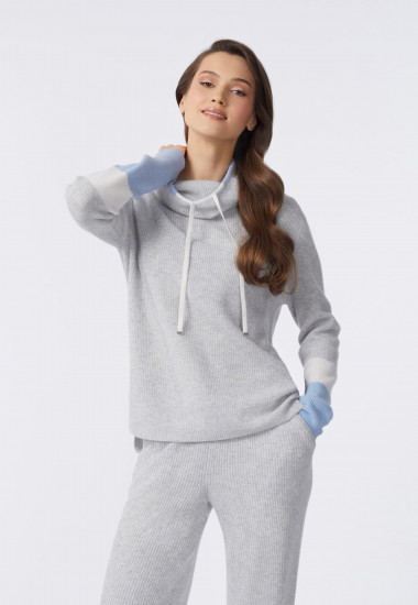 Свитер женский