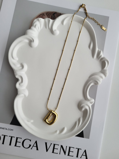 Колье с подвеской-буквой «D»