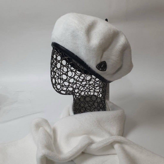 Комплект для женщин из берета с шарфом