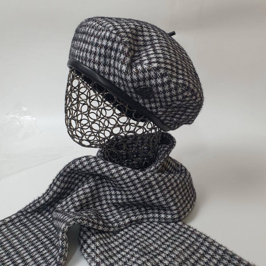 Комплект для женщин из берета с шарфом