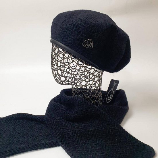 Комплект для женщин из берета с шарфом