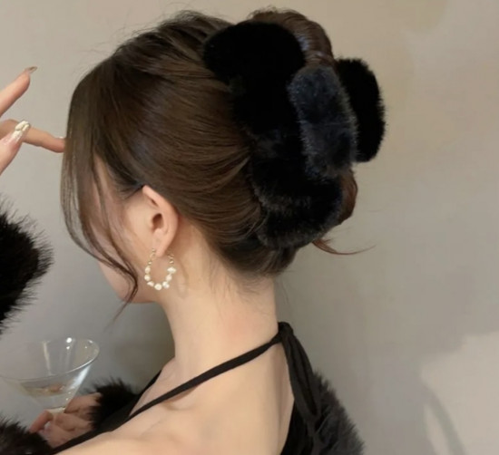 Пушистый меховой крабик для волос