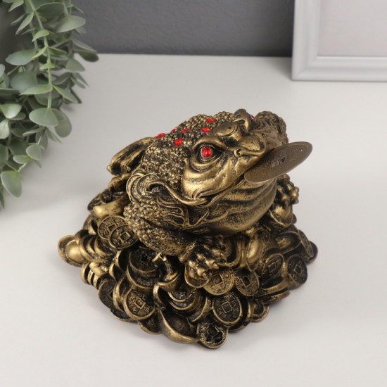 Фигурка-нэцкэ «Денежная жаба с монетой на горе монет»