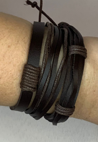 Набор кожаных браслетов