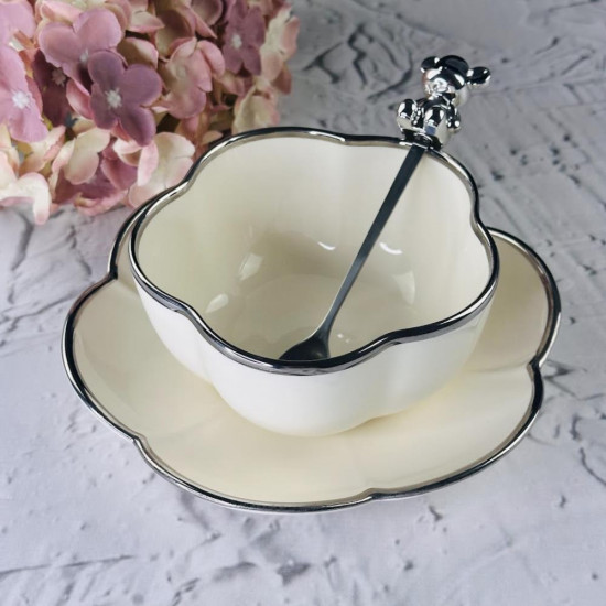 Салатник с тарелкой и ложкой