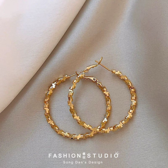 Серьги-кольца с декоративными элементами