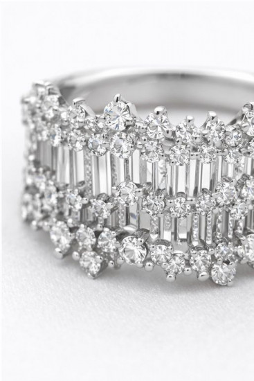 Женское кольцо с кристаллами в премиальном стиле