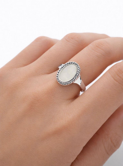Кольцо женское серебристое с овальным камнем