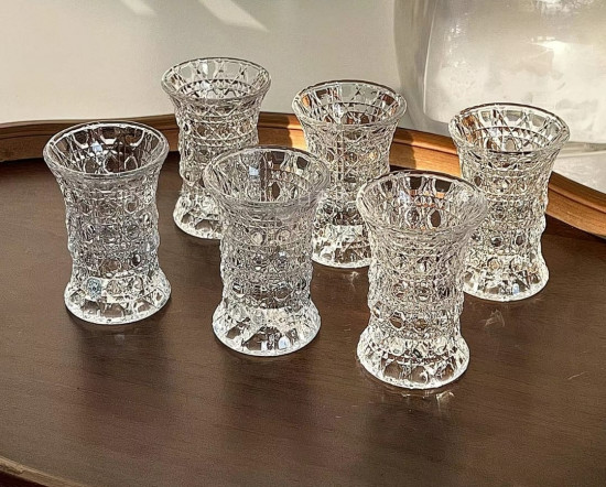 Набор стеклянных рюмок с рельефным узором