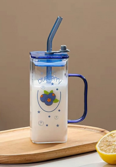 Стеклянная кружка с крышкой и трубочкой