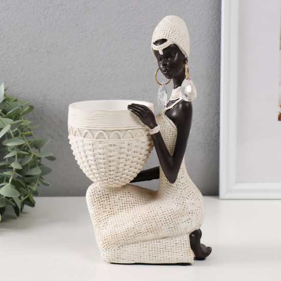 Сувенир «Африканка сидит, с плетёным кашпо»