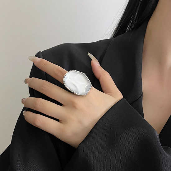 Кольцо женское с белой вставкой