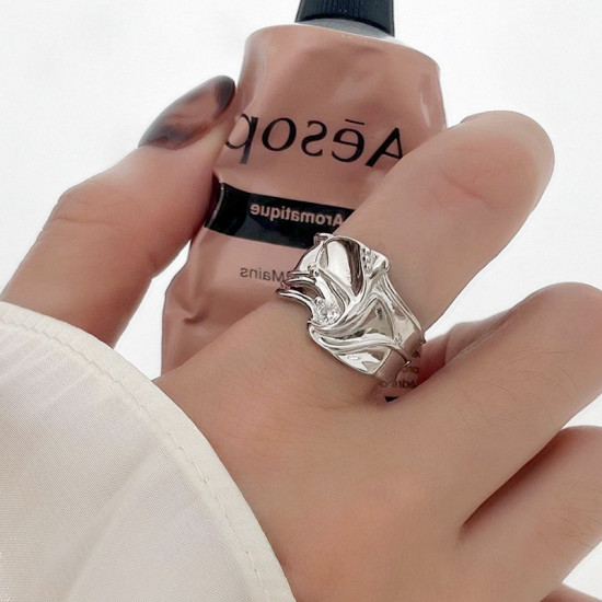 Кольцо женское серебристое