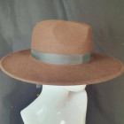 коричневый