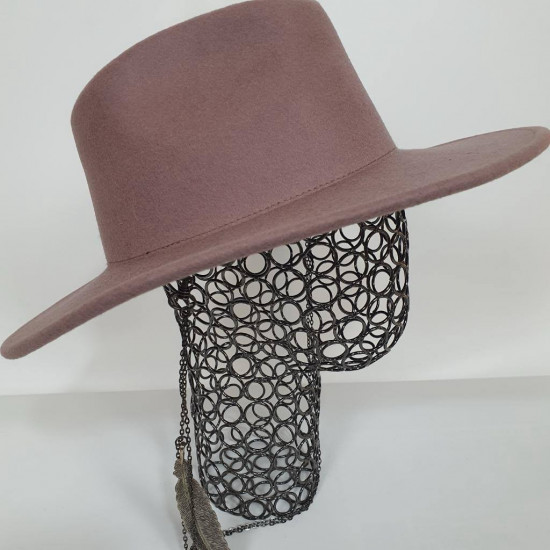 Шляпа женская с широкими полями и пером