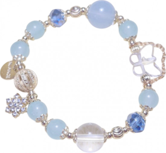 Браслет с бусинами и подвесками