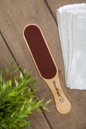 Тёрка для ног деревянная в лаке