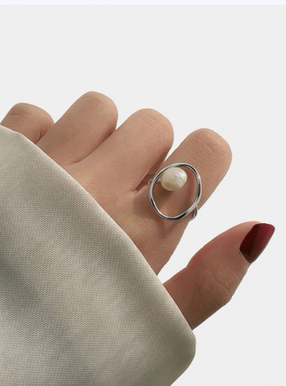 Кольцо с жемчугом в современном минималистичном дизайне