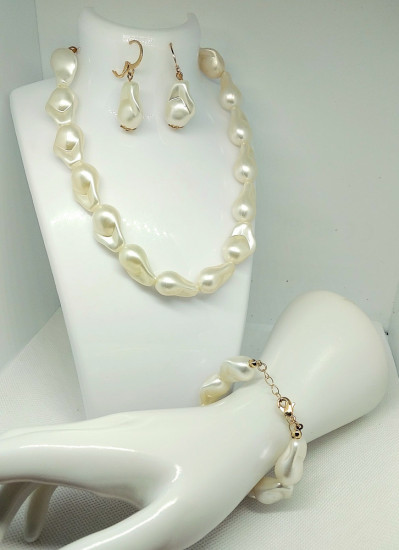 Гарнитур «Ожерелье, браслет, серьги из бусин. Имитация жемчуга»