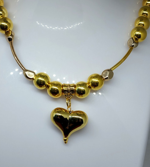 Женское колье из бусин золотого цвета