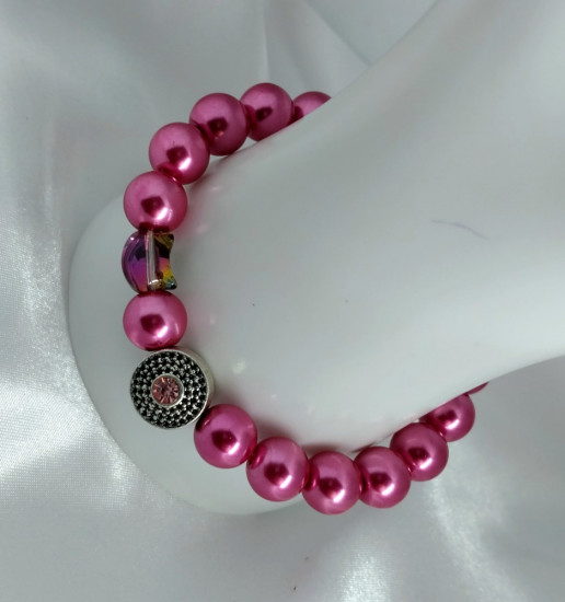 Женский браслет ручной работы из розовых бусин