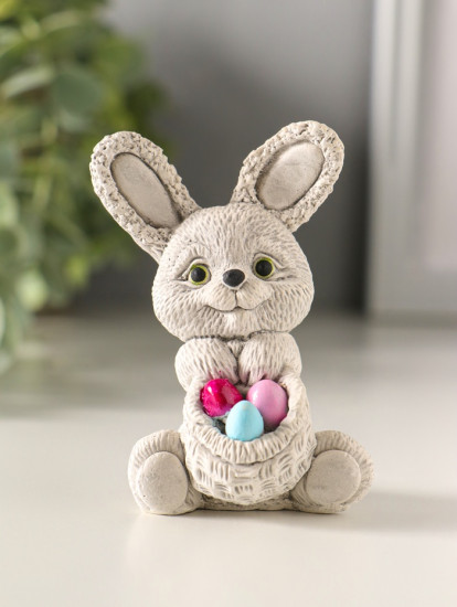 Фигурка «Кролик с корзиной яиц»