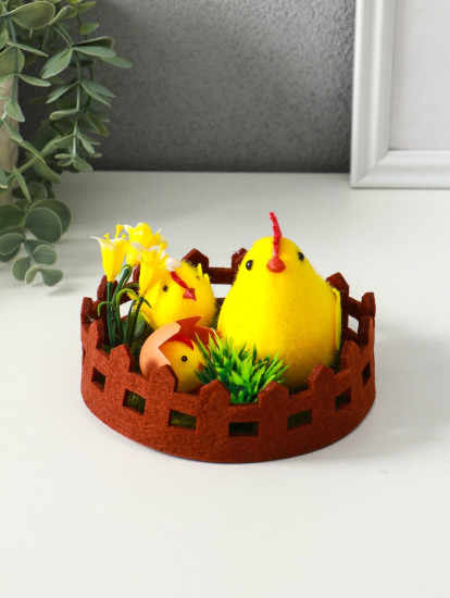 Фигурка пасхальная «Курочка с цыплятами на лужайке с забором»