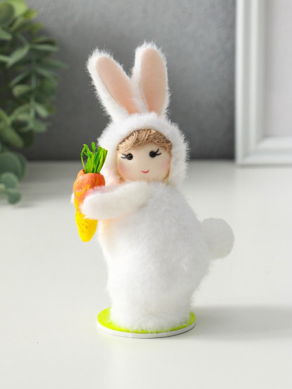 Фигурка пасхальная «Малыш в костюме кролика с морковкой»