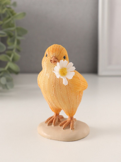 Фигурка «Вязаный цыплёнок с ромашкой в клюве»