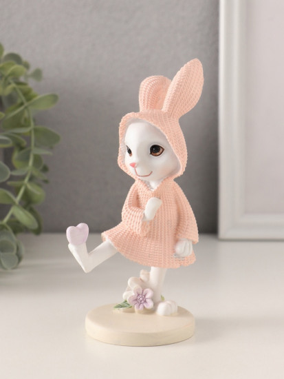 «Зайка в вязаном розовом платьице, сердечко на лапе»