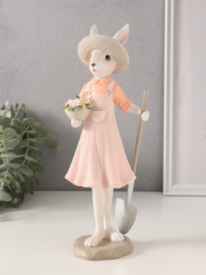 «Зайка в сарафане и шляпке, с лопатой и цветами в горшке»