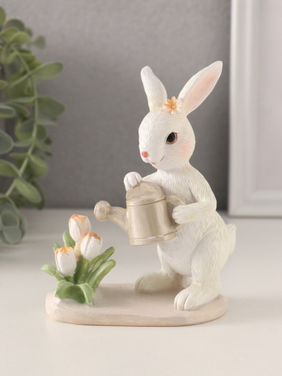 Фигурка «Зайка поливает тюльпаны из лейки»