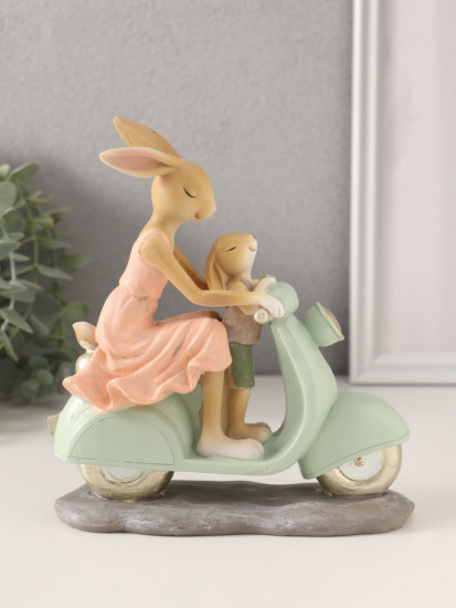 Фигурка «Зайки. Мама с сыном на мопеде»