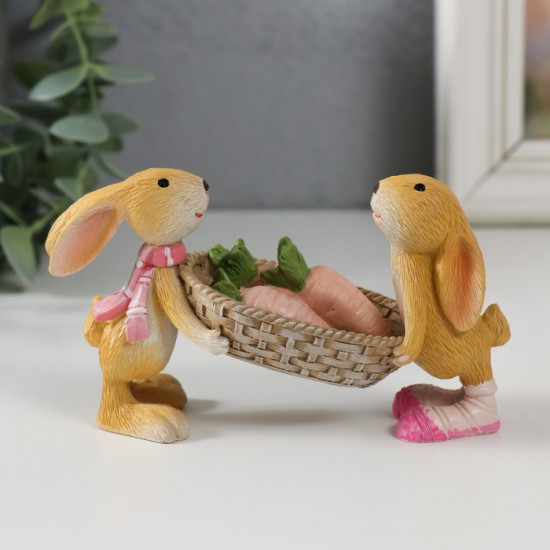 Фигурка «Зайчата несут корзину моркови»