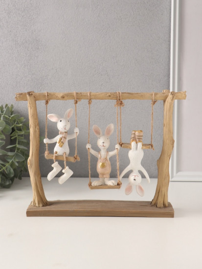 Фигурка «Зайчата: три друга на качелях»