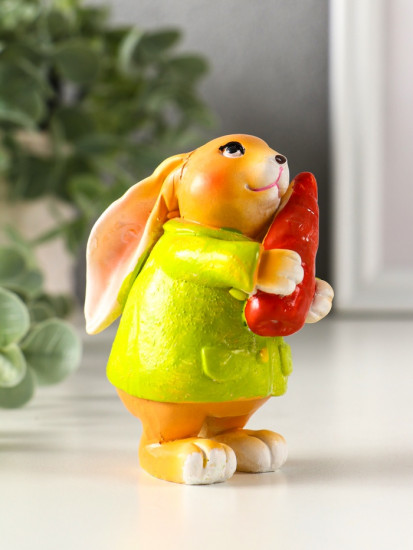 Фигурка «Зайчик с морковью в зелёном пальто»