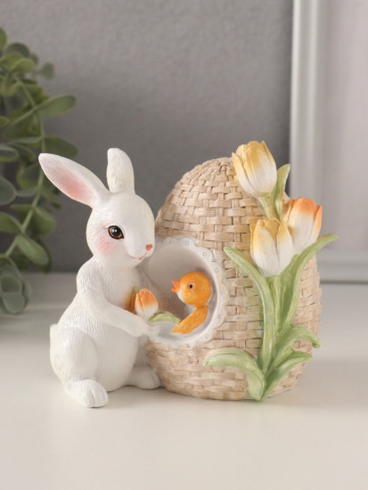 Фигурка «Кролик с цыплёнком в плетённом яйце с тюльпанами»