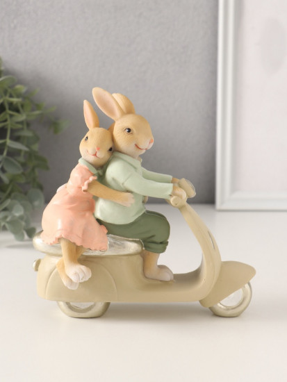Фигурка «Кролики: катание на мопеде»