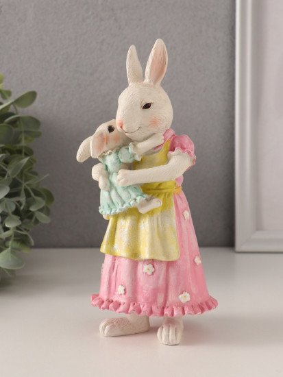 Фигурка «Мама крольчиха с дочкой в нарядных платьях»