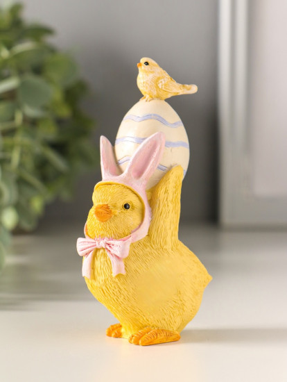 Фигурка «Цыплёнок в розовой шапке с заячьими ушками несёт яичко»